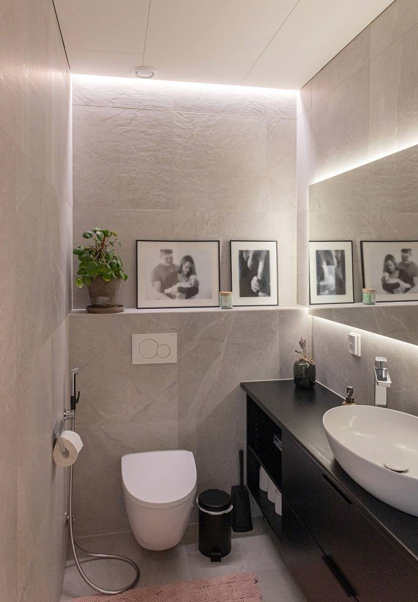 Bande LED dans le renfoncement entre le mur et le plafond et derrière le miroir.