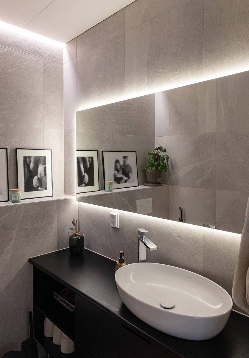 Bande LED encastrée entre le mur et le plafond et derrière le miroir.