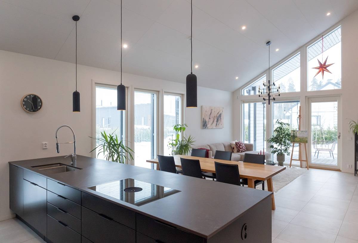 Plusieurs spots LED au plafond du salon, ainsi que les lampes suspendues du client.
