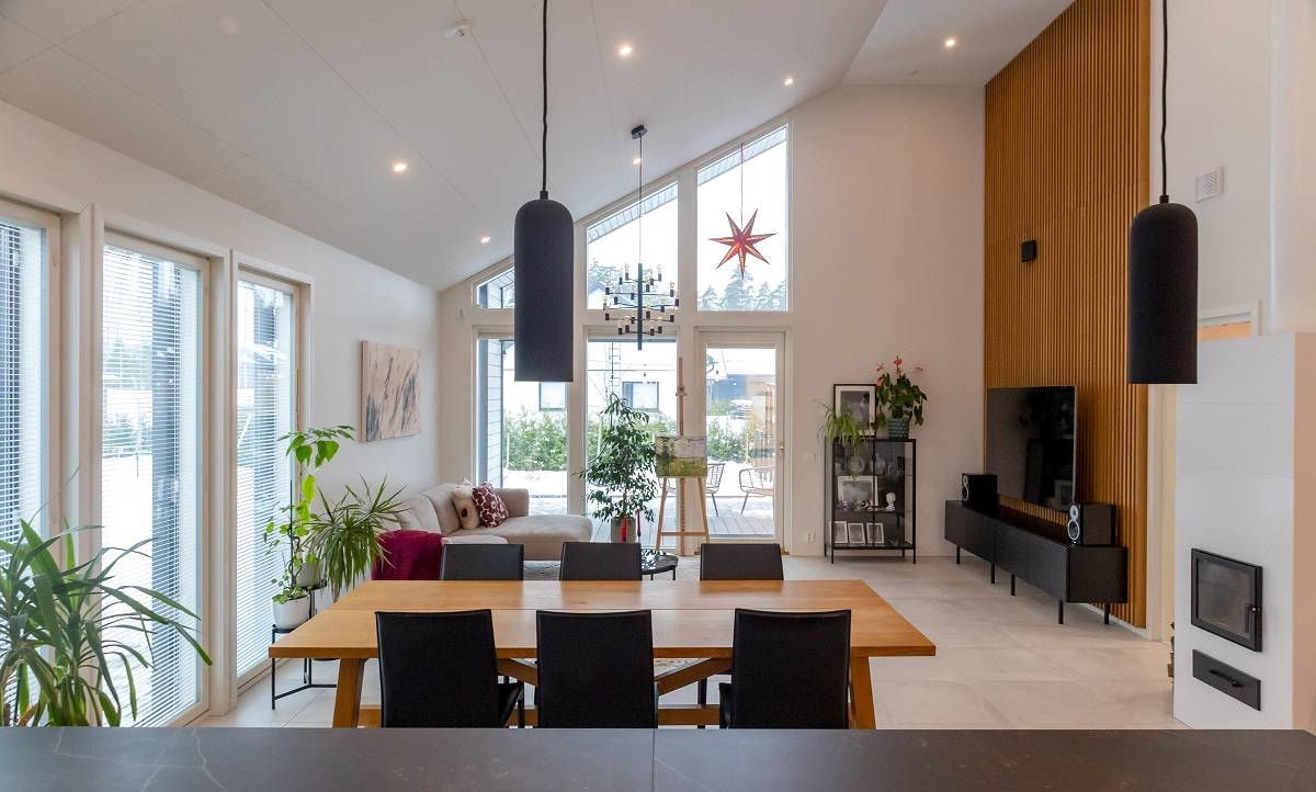 Plusieurs spots à leds au plafond du salon, plus une lampe suspendue pour le client.