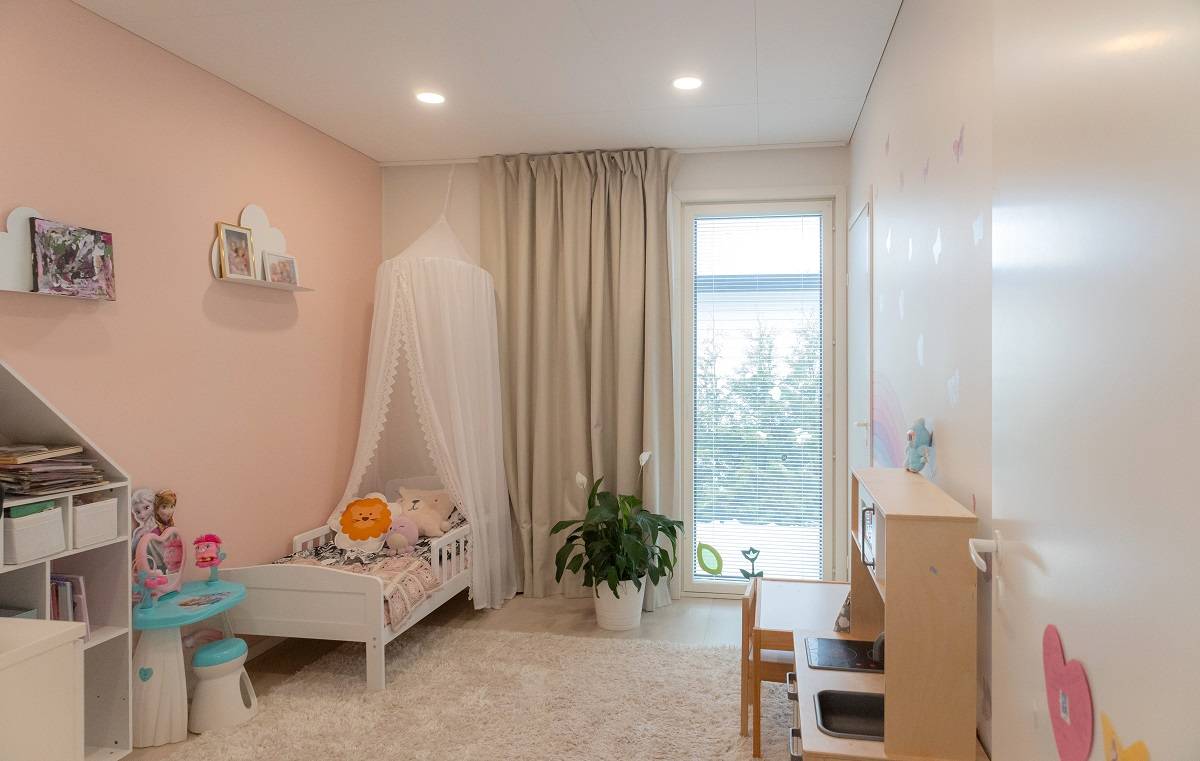 Petits panneaux LED ronds encastrés dans une chambre d'enfant.