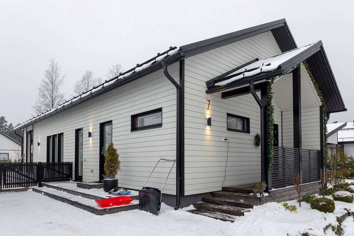 La façade de la maison est éclairée par des appliques VIISTO2.