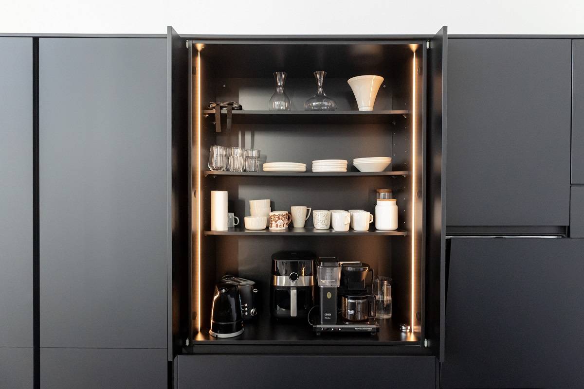 Bande LED montée verticalement sur les deux côtés d'un meuble de petit-déjeuner