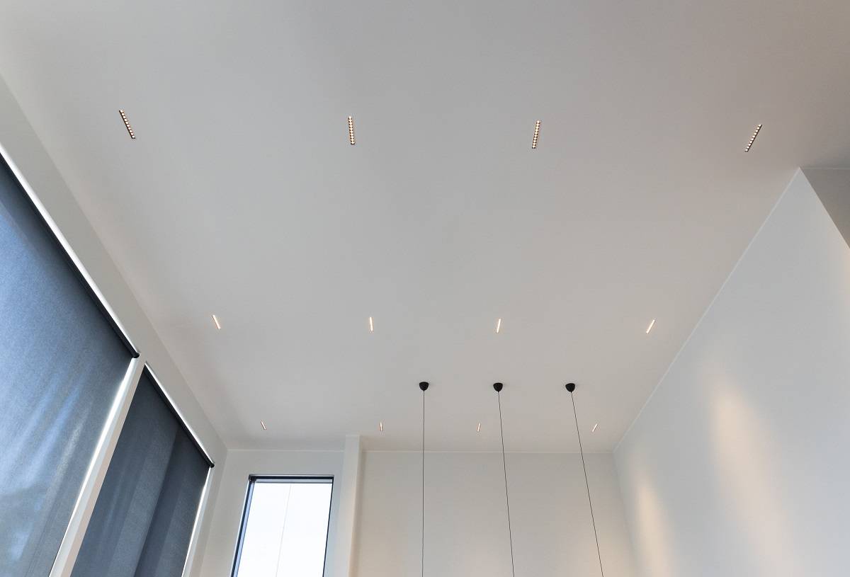 Spots LED LINJA10 encastrés dans le plafond.