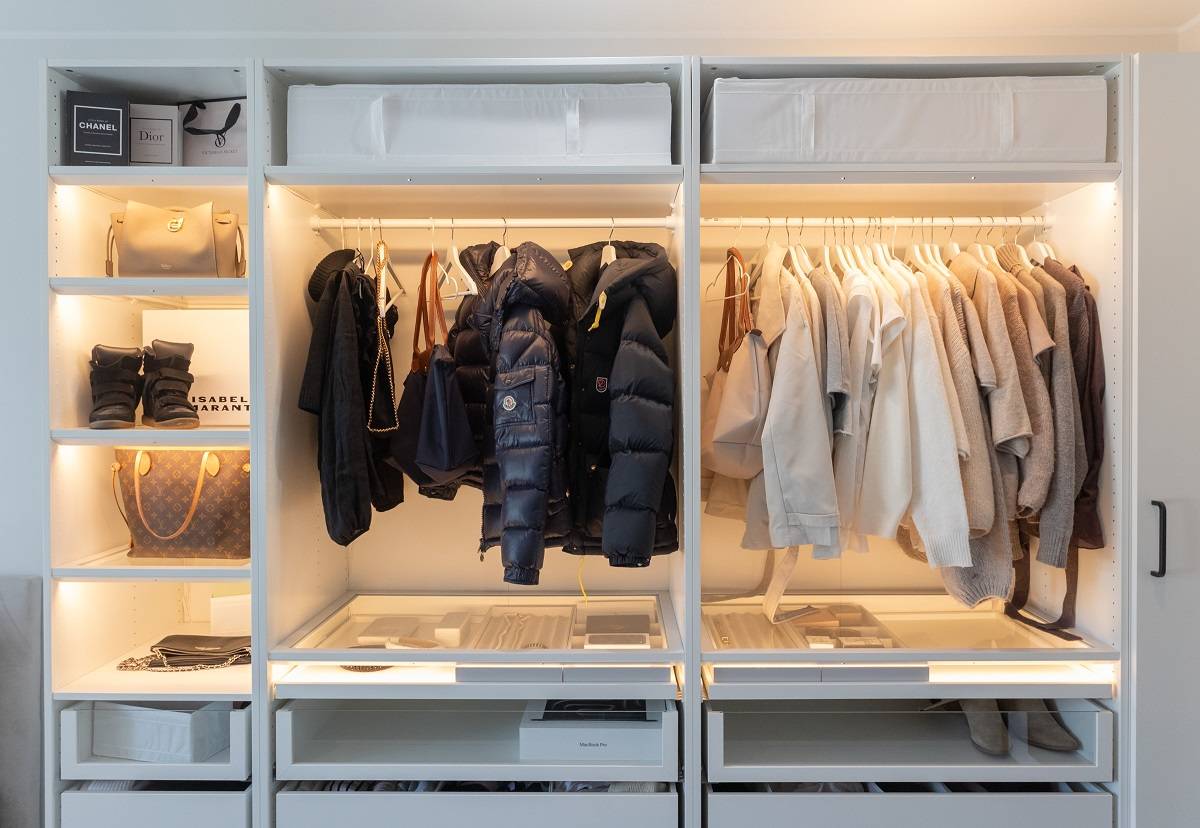 L'éclairage de l'armoire est réalisé avec des bandes LED.