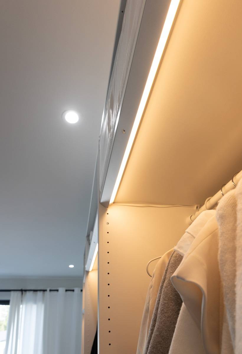 La lumière est dirigée vers l'intérieur de l'armoire.
