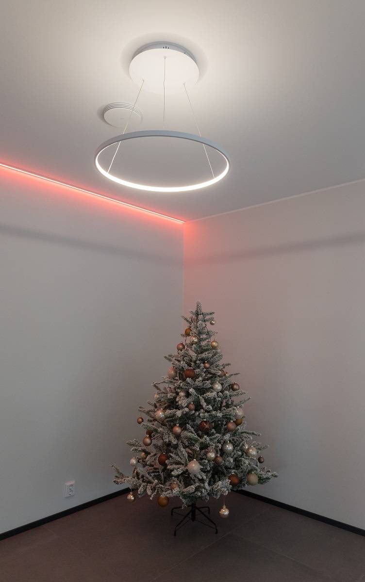 Bande LED RGBW en rouge à la limite mur/plafond.