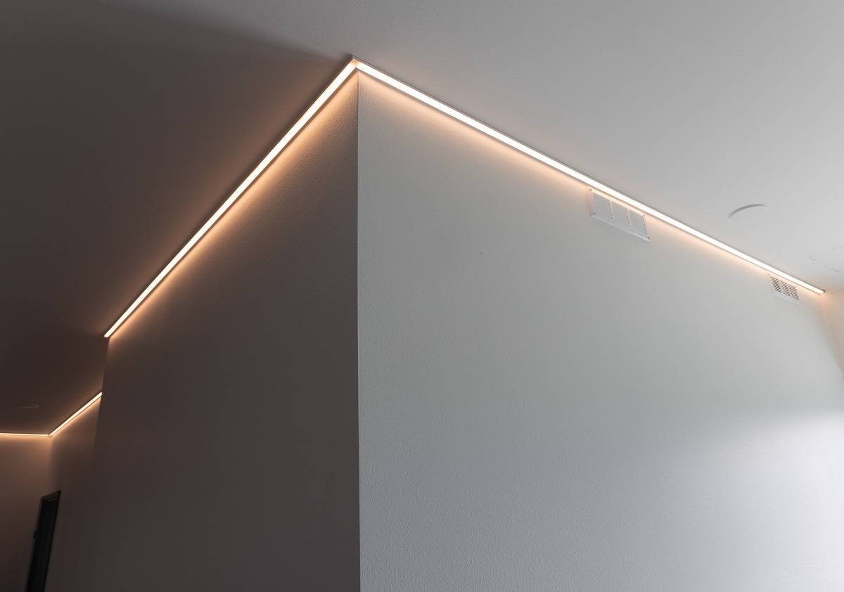Bande LED dans un profilé d'aluminium en saillie