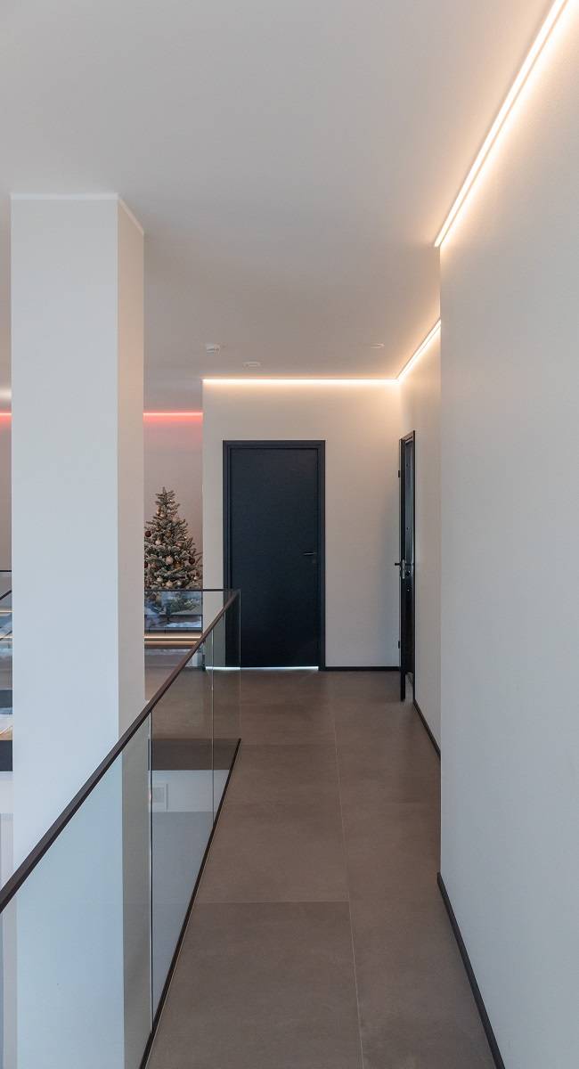 Plate-forme de l'étage éclairée par une bande LED.