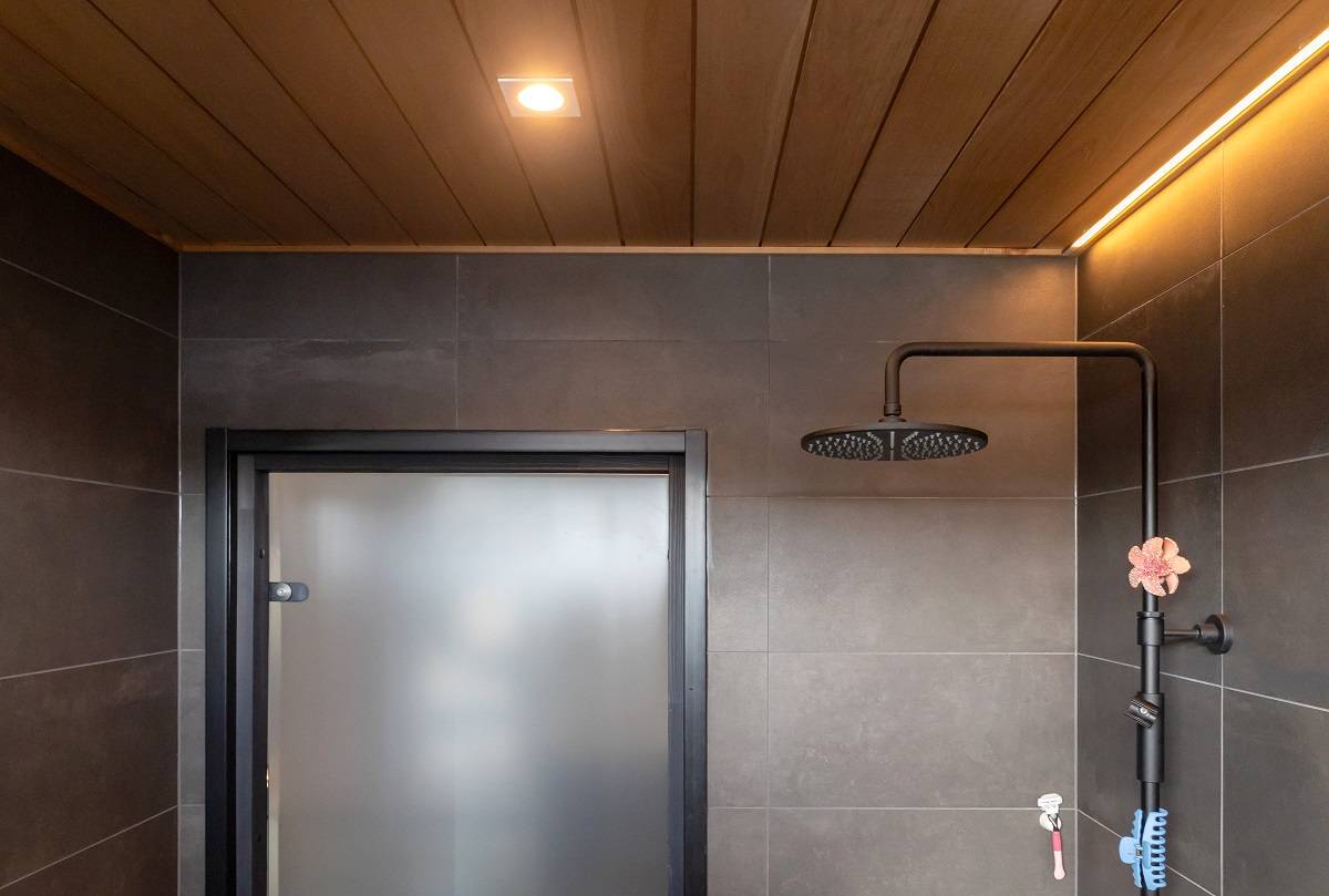Salle de bain éclairée par une bande de LED et un spot