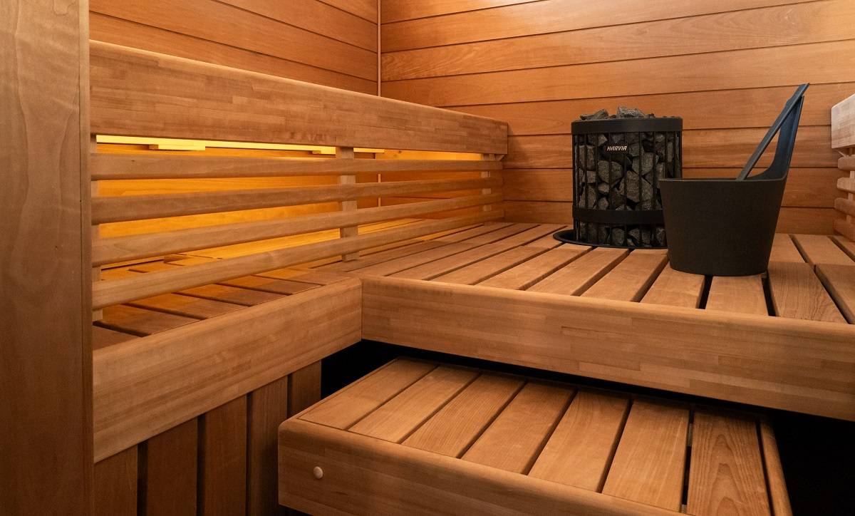 Dans le sauna, sous le plafond, bande LED.