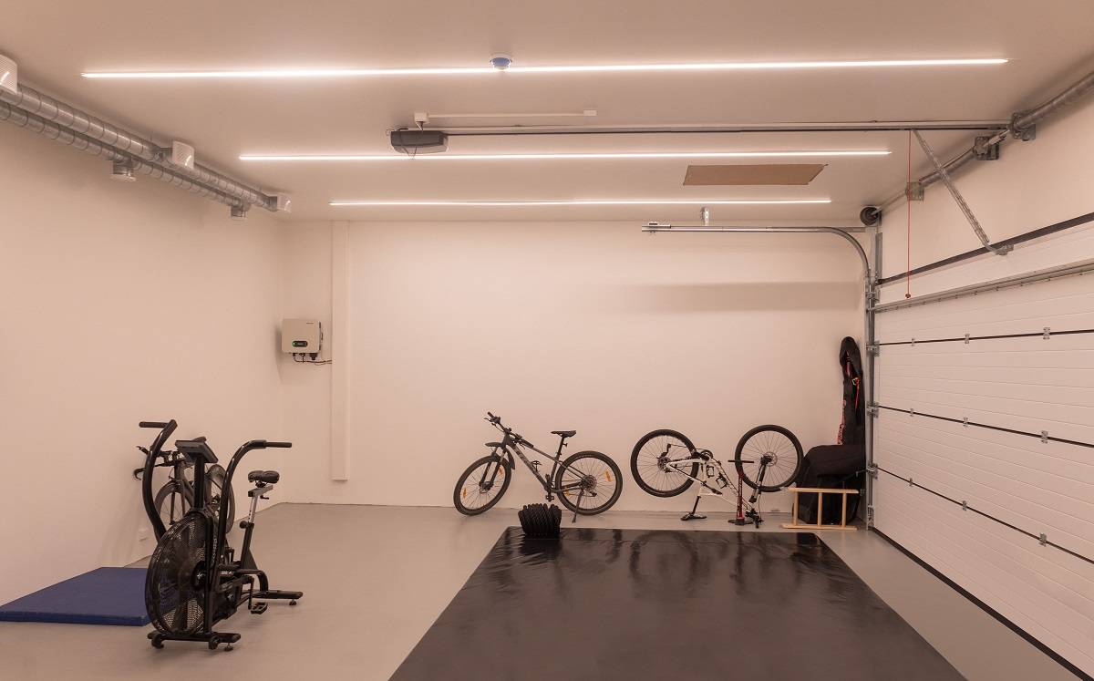 Garage éclairé par une bande de LED.