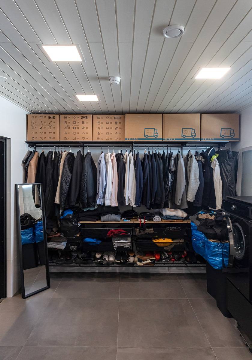 Panneau de trois leds 300x300 encastré dans le plafond.