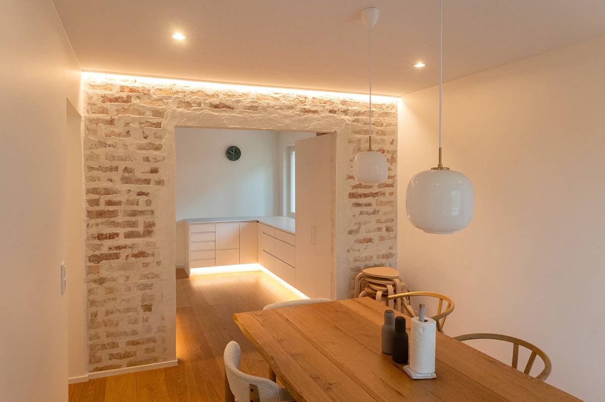 La bande LED met en valeur la texture du mur.