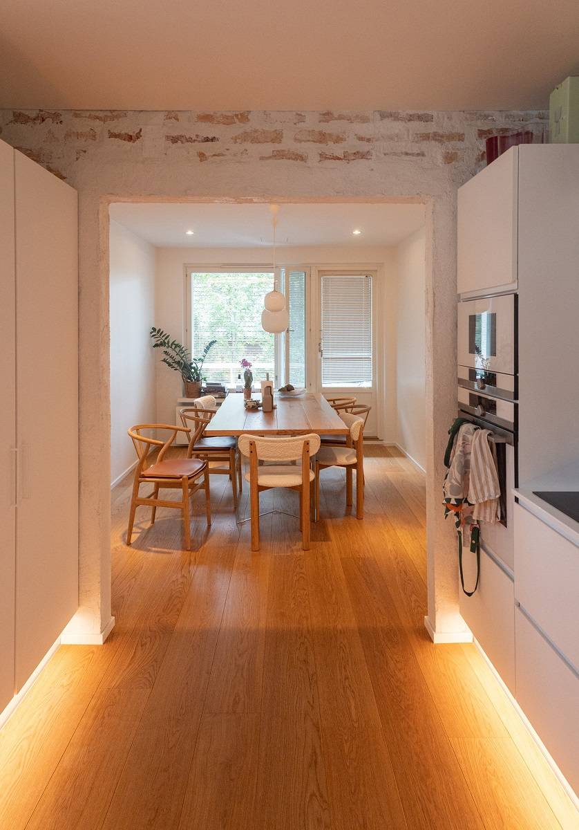 Dans la cuisine, une bande LED est installée de chaque côté du plinthe.