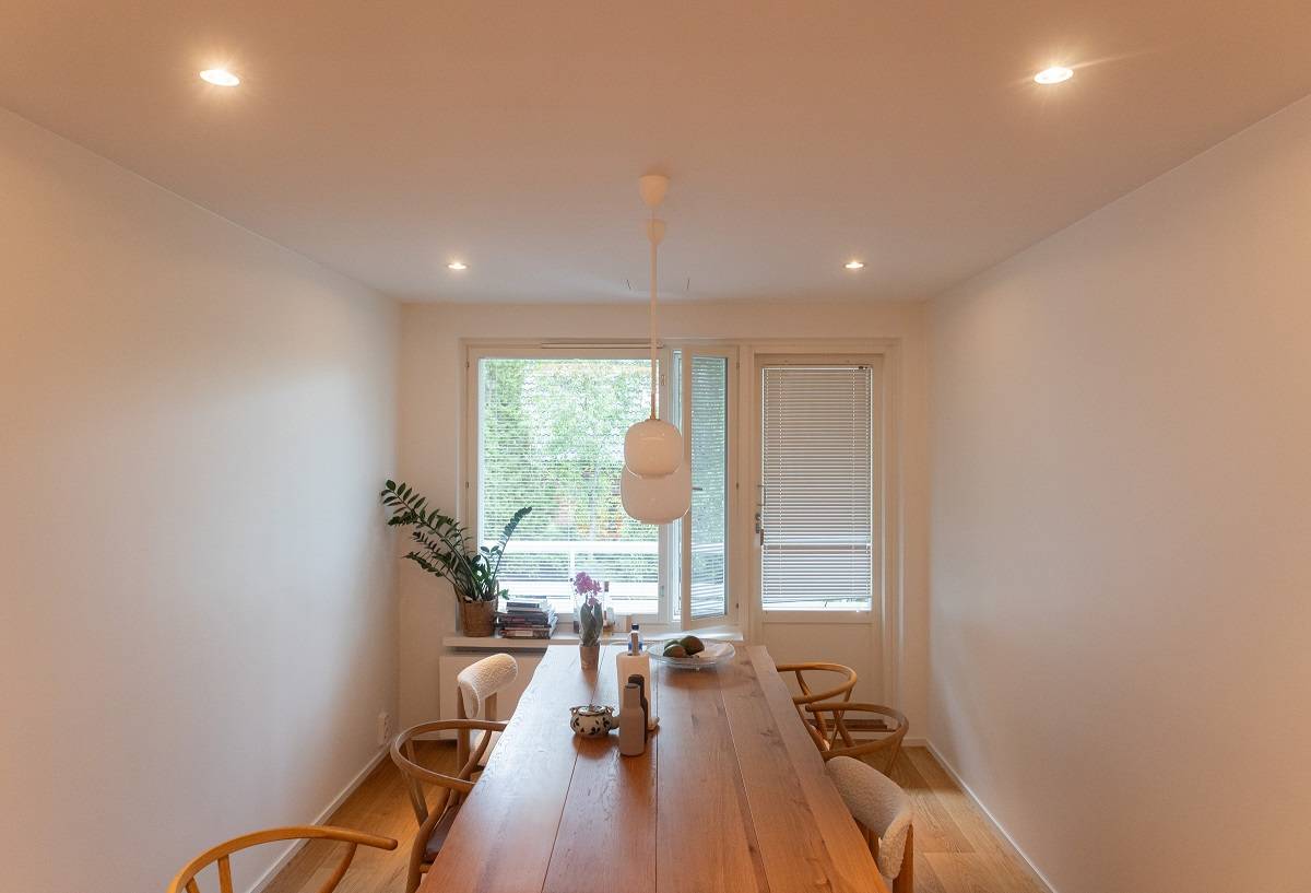 Dans la salle à manger, quatre spots en plus de la suspension.