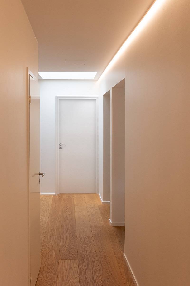 Bande lumineuse LED dans le couloir
