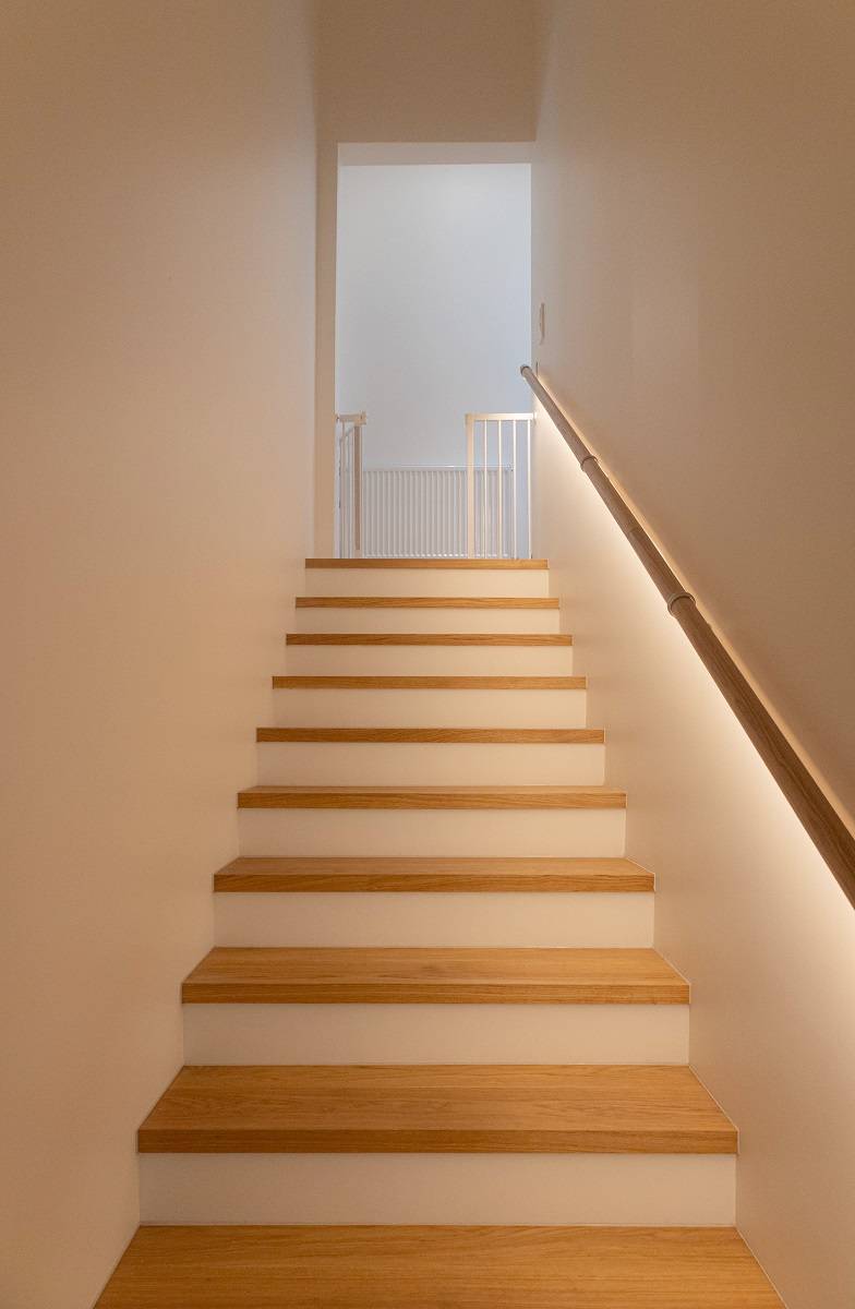 Les escaliers sont éclairés par une bande LED placée sous la rampe.