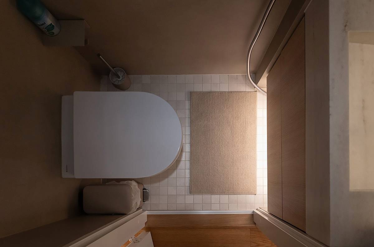 Bande LED placée sous le meuble de salle de bains.