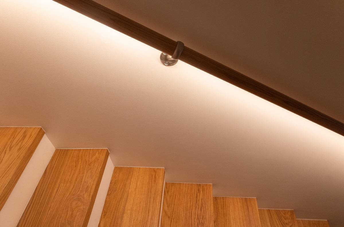Bande LED sur la rampe d'escalier.