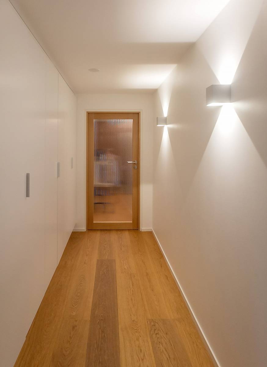 Deux appliques murales FUNK dans le couloir.