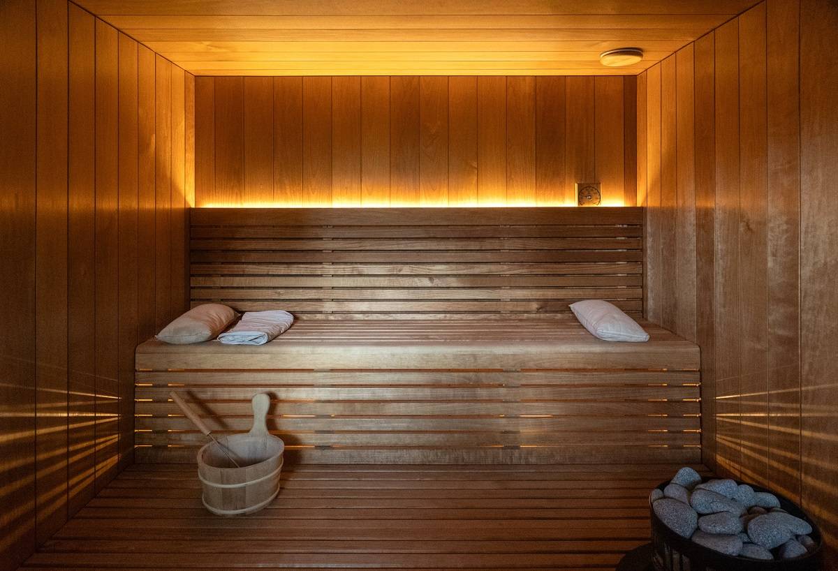 Bande LED installée sous les bancs du sauna et derrière les dossiers.