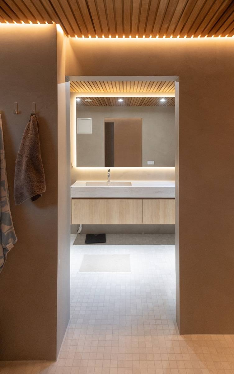 Une bande LED a été installée dans la rainure entre le faux-plafond et le mur. De plus, une bande LED est placée derrière le miroir.