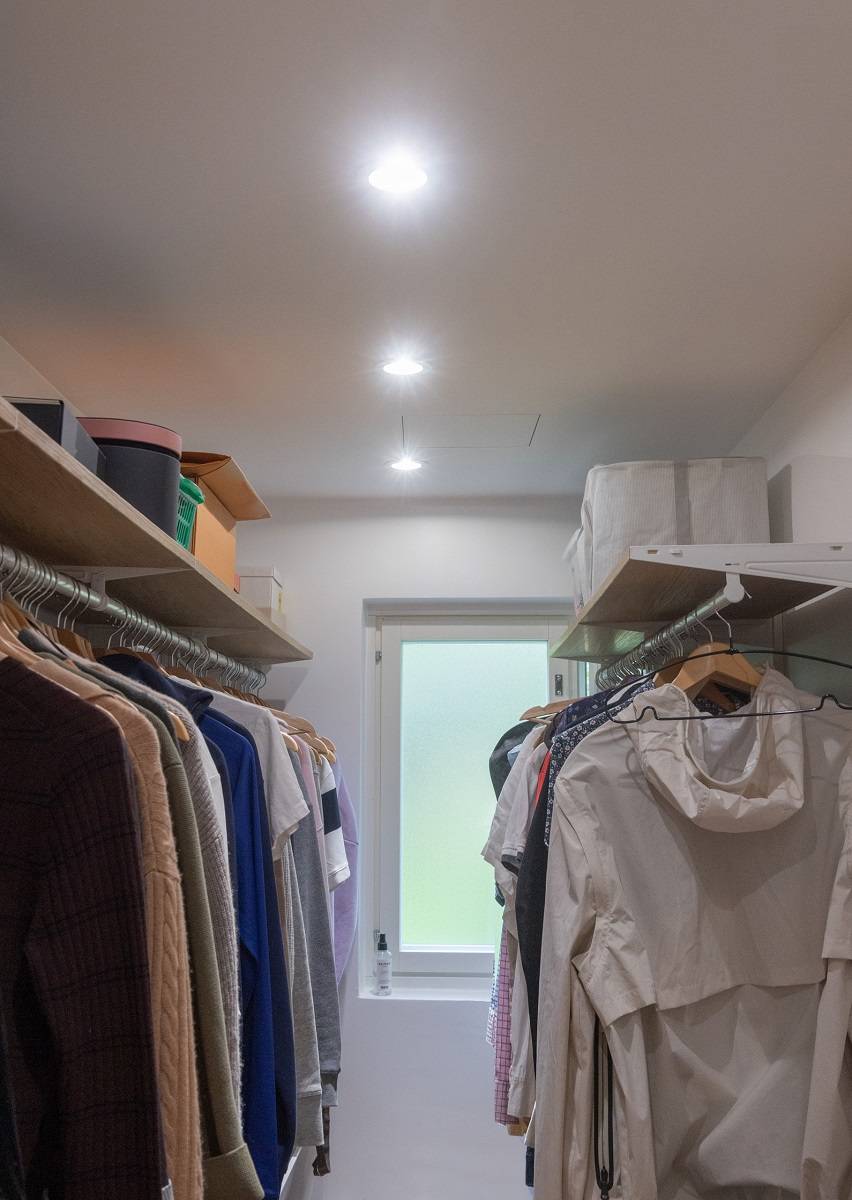Au plafond du dressing, trois spots sont installés en ligne au centre du plafond.