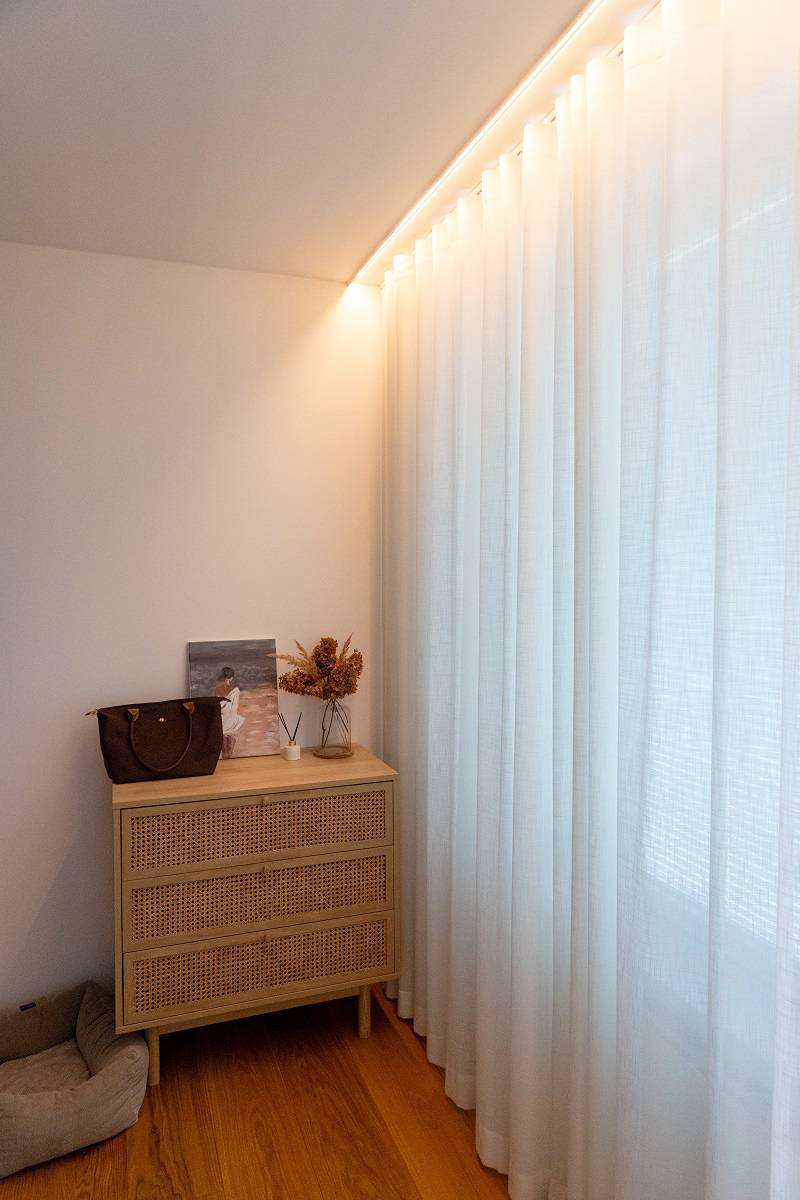 Dans la chambre, une bande LED a également été installée derrière la moulure, ce qui permet de dissimuler la source lumineuse.