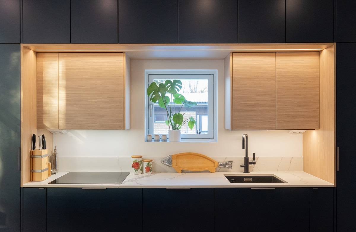 Eclairage du plan de travail de la cuisine par bande LED.