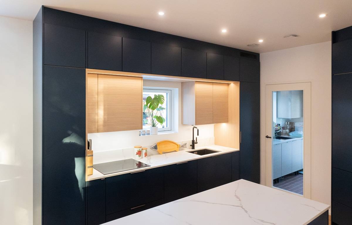 Éclairage du plan de travail de la cuisine par bande LED et spots encastrés au plafond.