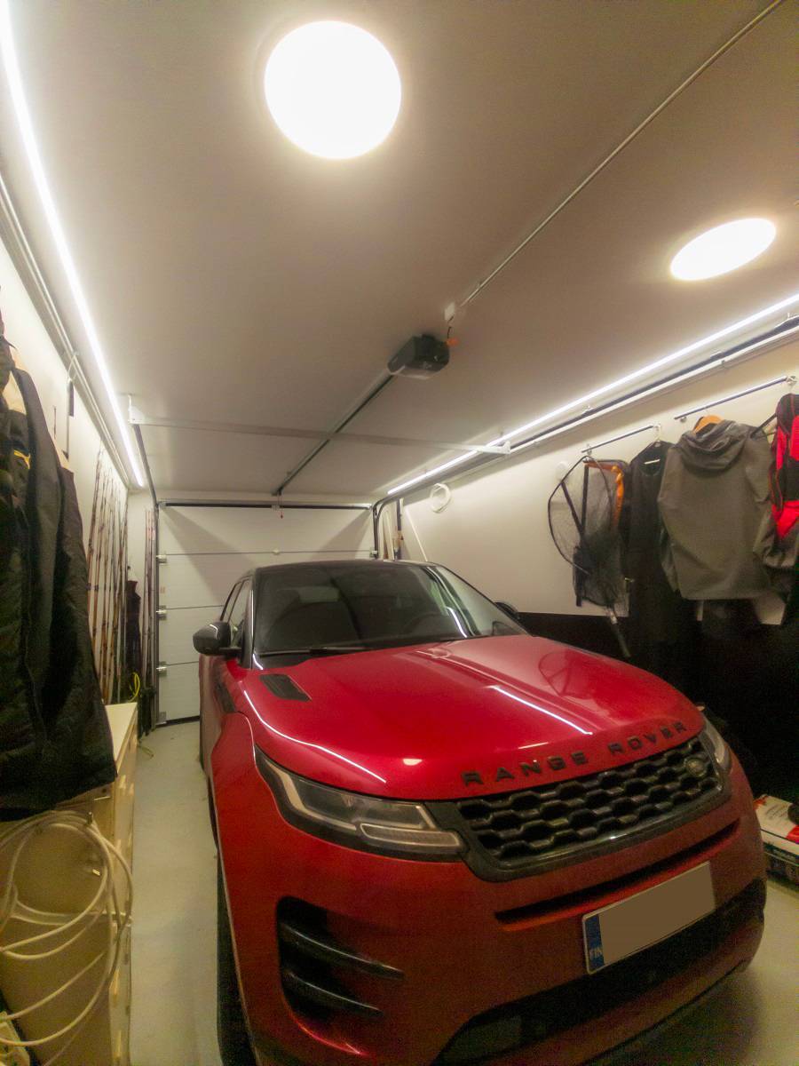Sur le toit d'un garage, des deux côtés, il y a des bandes lumineuses. Il y a également deux plafonds de leds sur le toit.