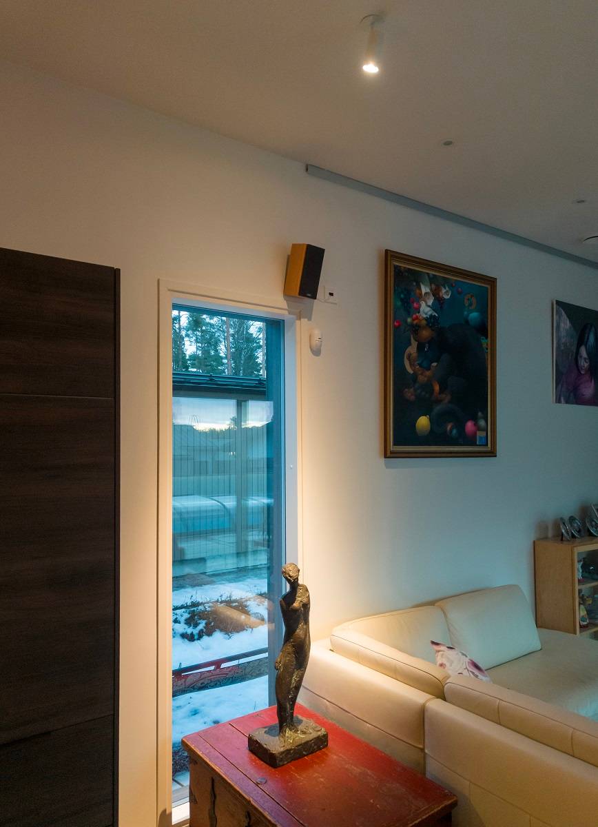 Luminaire encastré LED FOCUS dont la lumière est dirigée vers une œuvre d'art.
