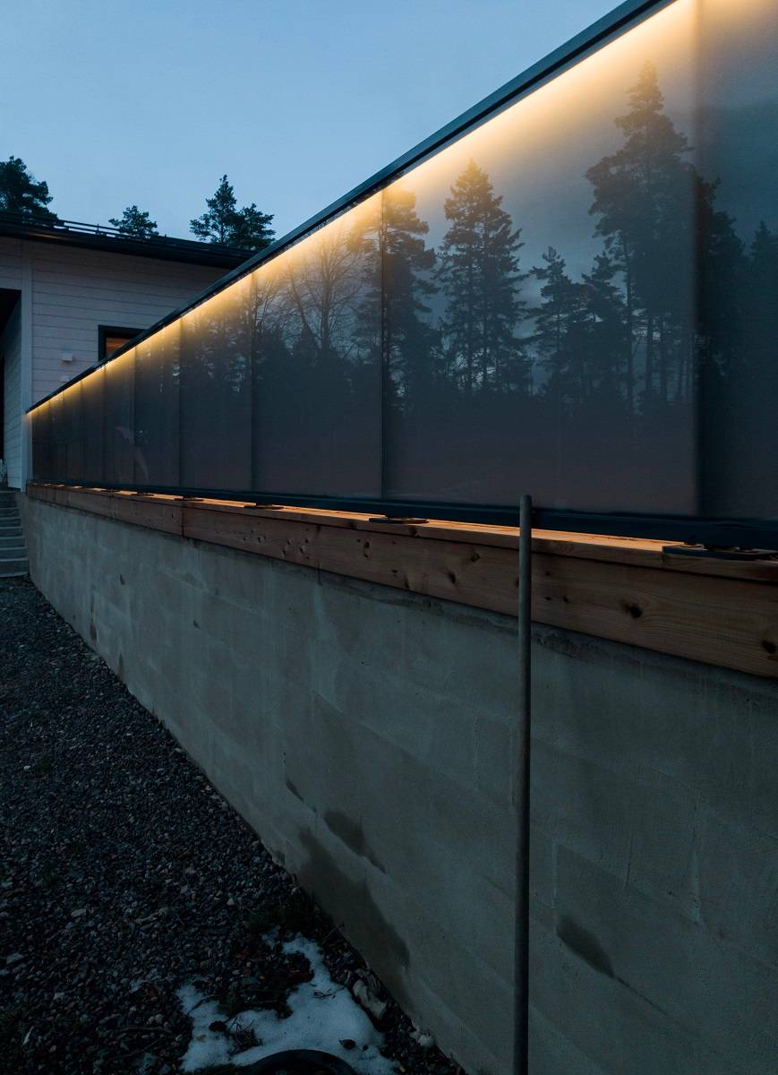 Bande LED sur une rampe en verre à l'extérieur.