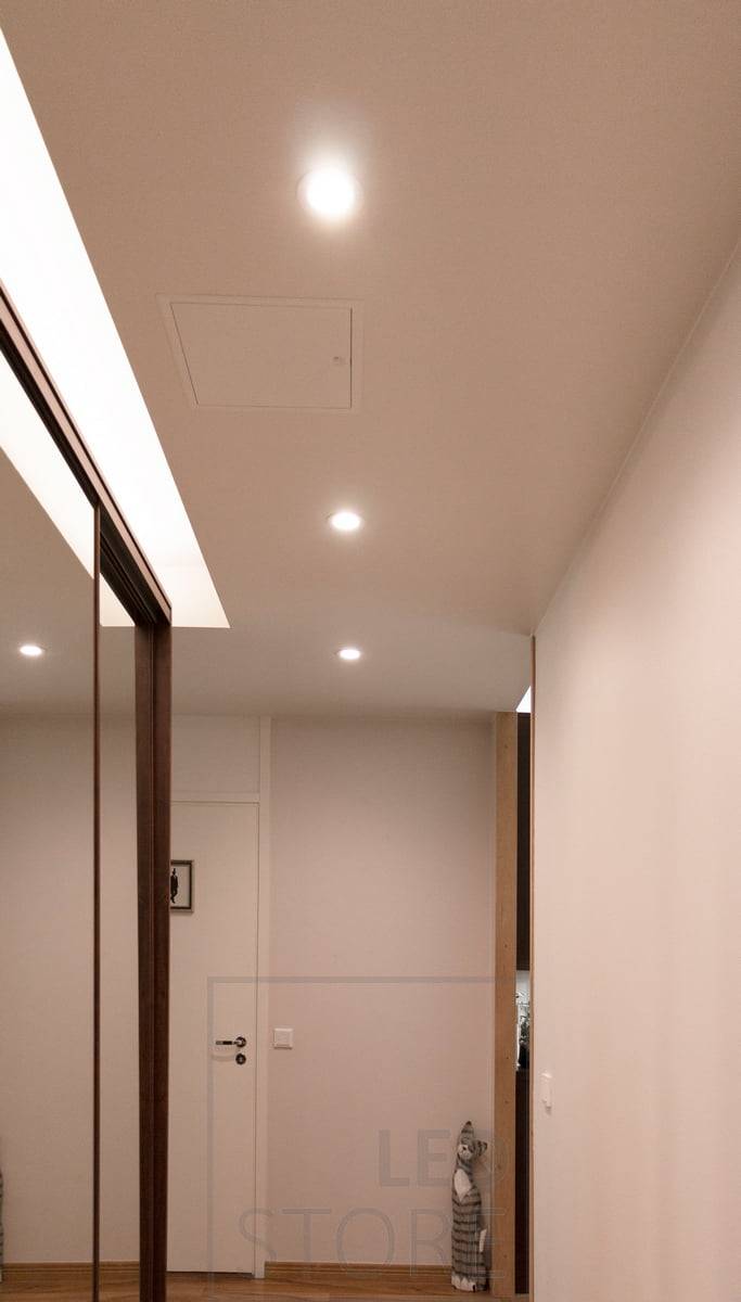 Eclairage du hall d'entrée avec spots réglables CCT et bande LED, blanc chaud dimmé. LedStore.fi