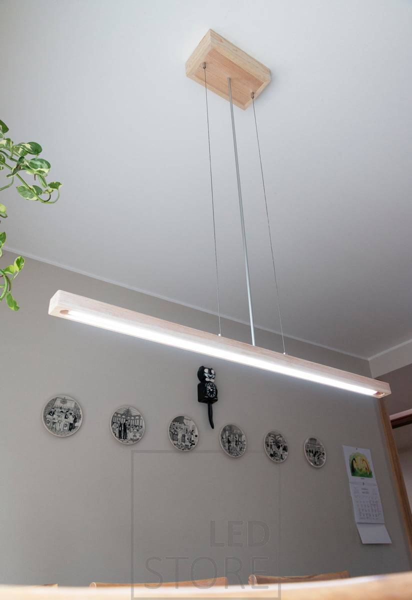 Luminaire de cuisine fabriqué par le client avec une bande LED CCT et un profilé en aluminium encastré dans un cadre en bois. Alimentation sans fil dans la coupelle de plafond. LedStore.fi