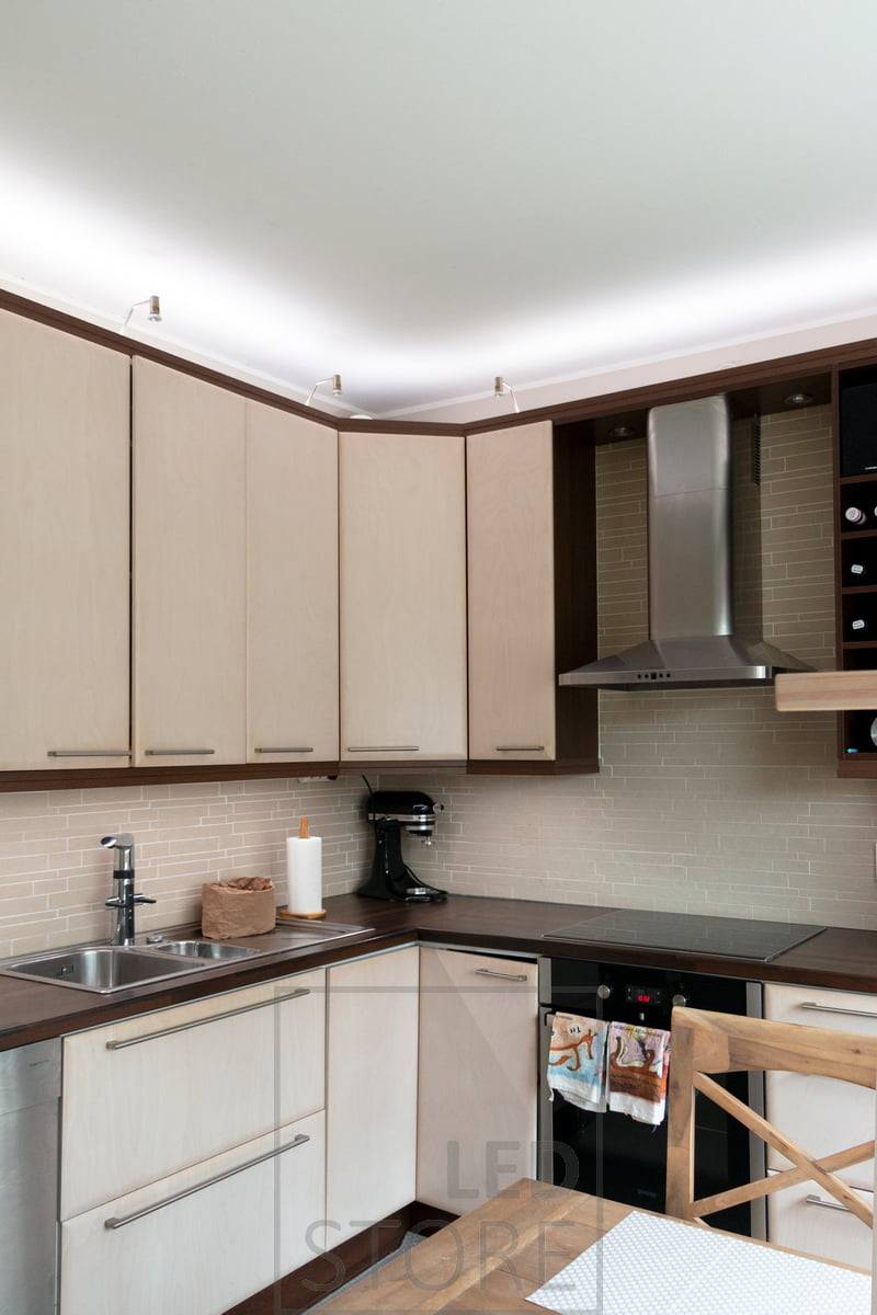 La cuisine a été équipée de bandes LED CCT en profilé d'aluminium pour un éclairage supplémentaire au-dessus des armoires et sur les plans de travail. Gradation sans fil et contrôle CCT. LedStore.fi