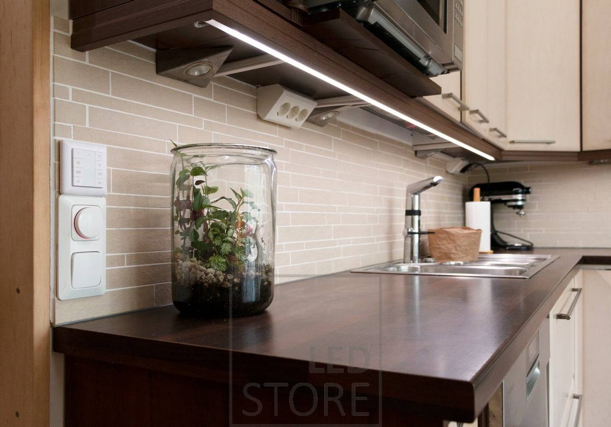 Les halogènes d'angle et les bandes LED conviennent à l'éclairage des comptoirs, car la bande LED est montée sur le bord avant du comptoir et les halogènes sur le bord arrière. LedStore.fi