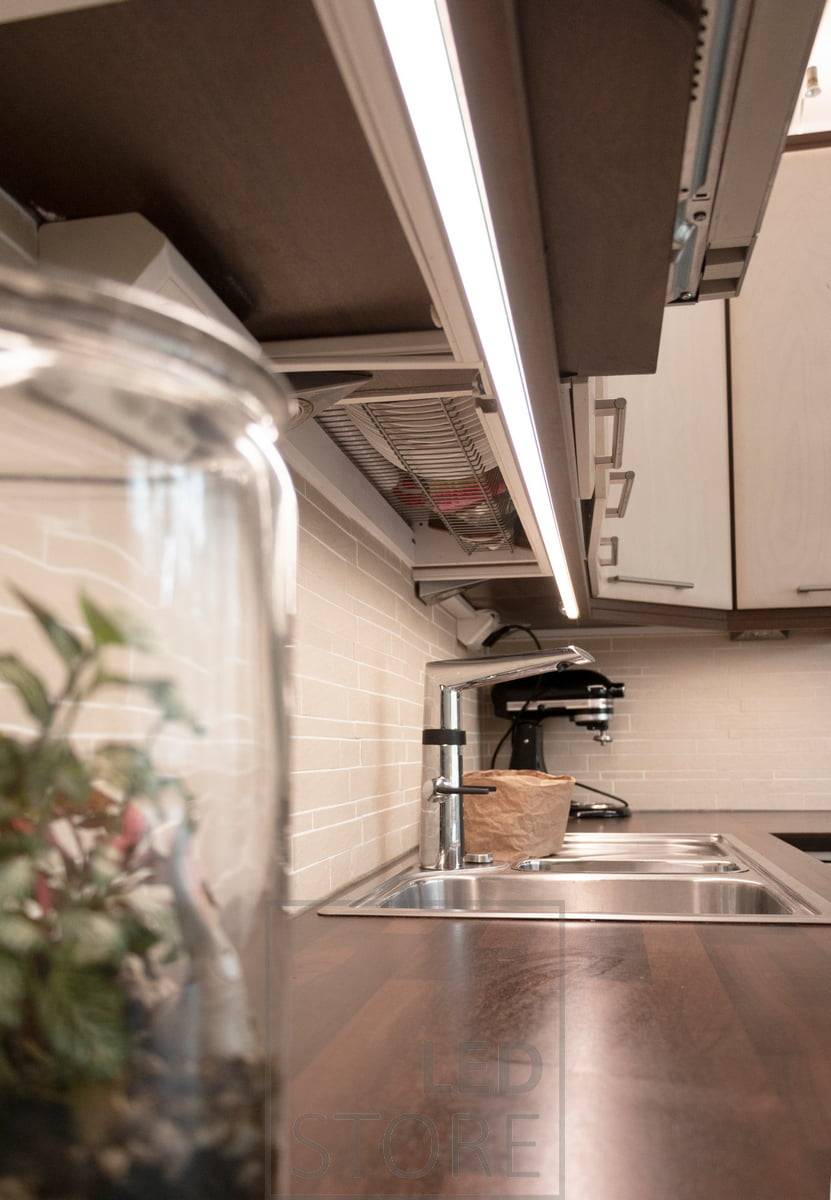 La bande LED Solo CCT apporte une lumière homogène à votre plan de travail. LedStore.fi
