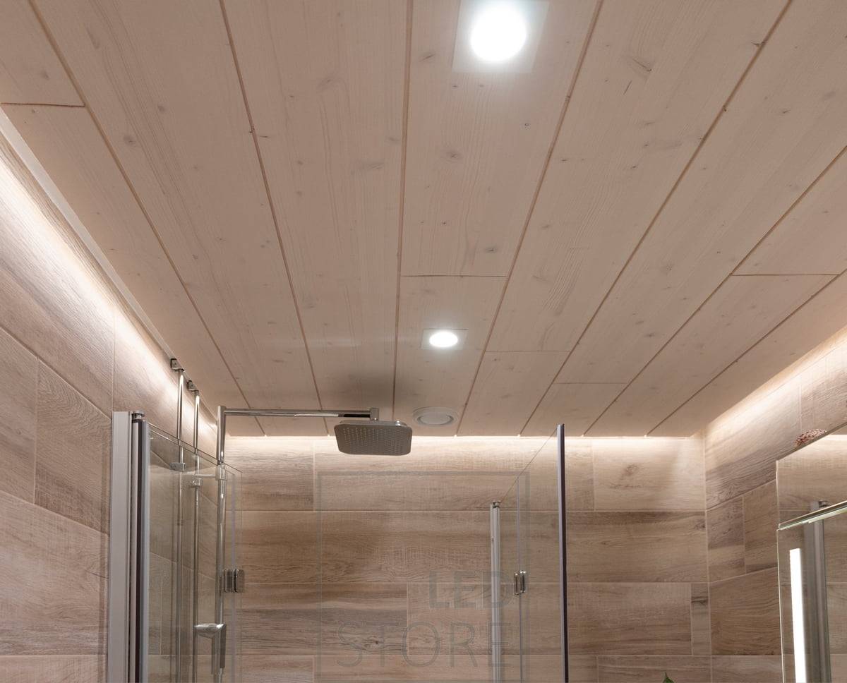 Une rainure a été réalisée dans le panneau du plafond pour tous les murs de la salle de bain. 2 spots Kantti fixes de 9W ont été choisis au milieu de la pièce. LedStore.fi