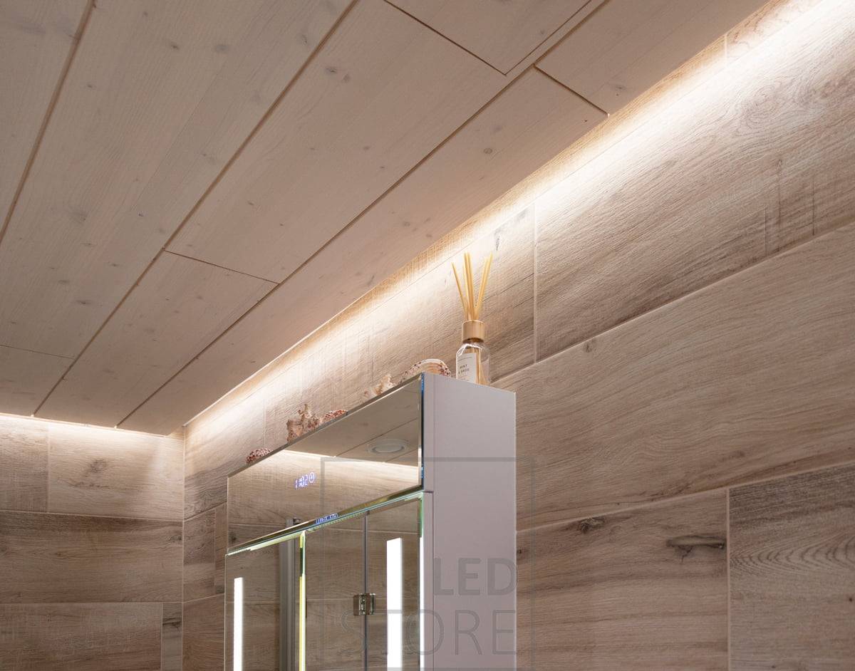 Une bande LED CCT de 7,2 W/m dans un profilé de surface pour éclairer magnifiquement la rainure du toit. LedStore.fi