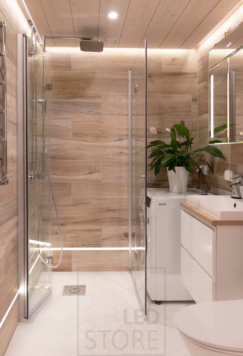 La salle de bains a été transformée en un véritable spa grâce à l'éclairage provenant de plusieurs directions. LedStore.fi