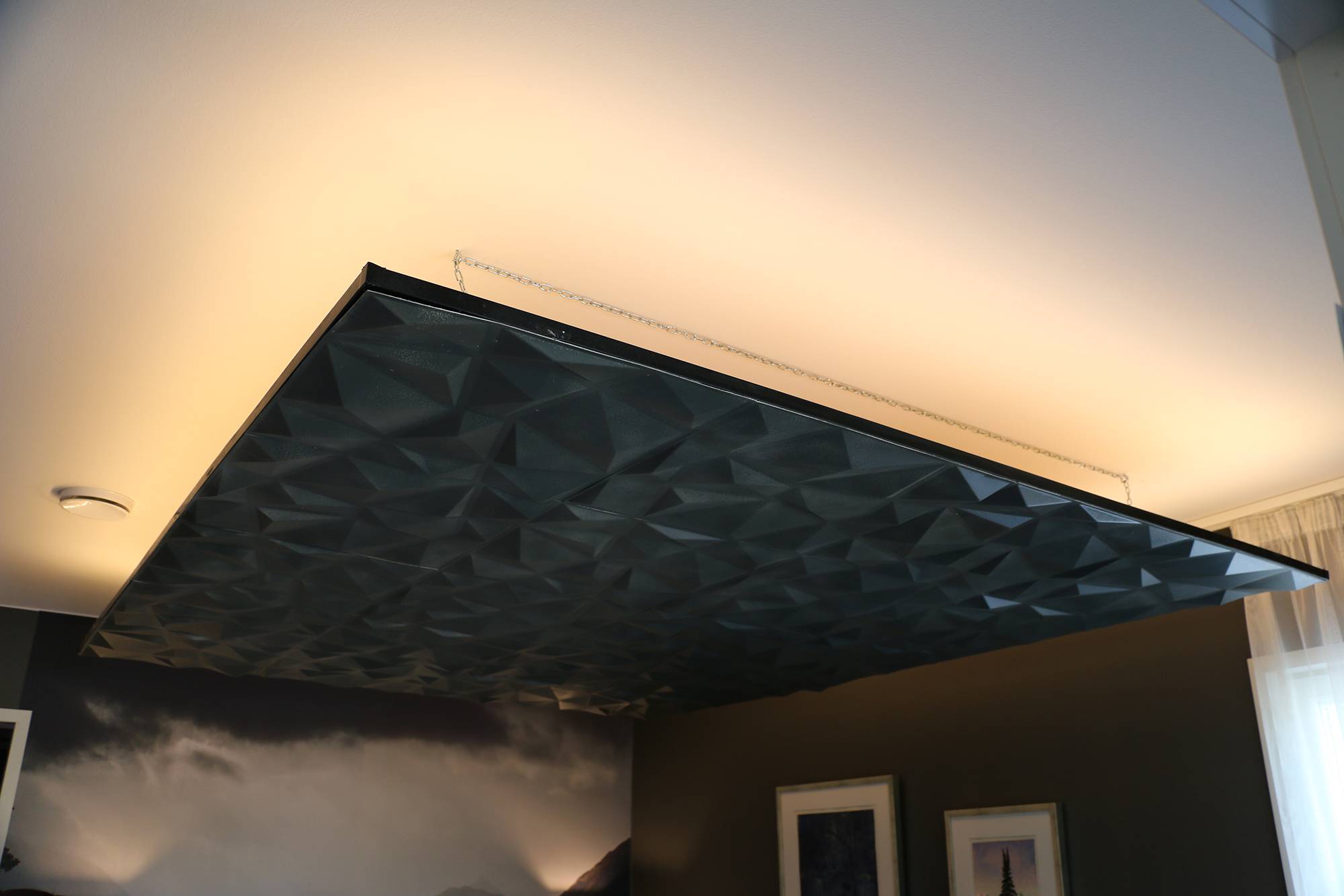 Une bande de LED autour du plafond inférieur, illuminant l\'espace de manière détendue avec une lumière indirecte provenant du plafond. Ledstore.fi
