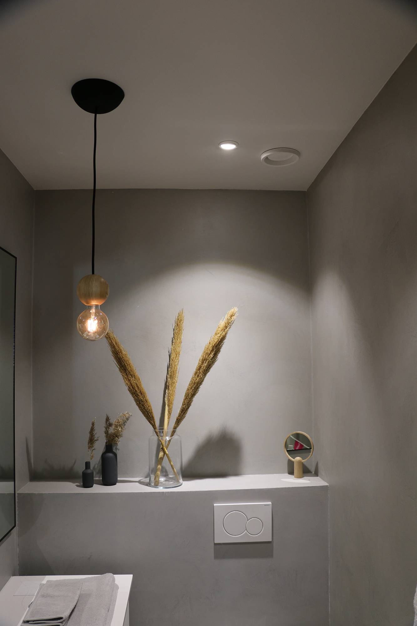 Spot mettant en valeur les objets sur l\'étagère et l\'étagère elle-même. Le spot situé près du mur met également en évidence le motif lumineux de la lampe. Ledstore.fi