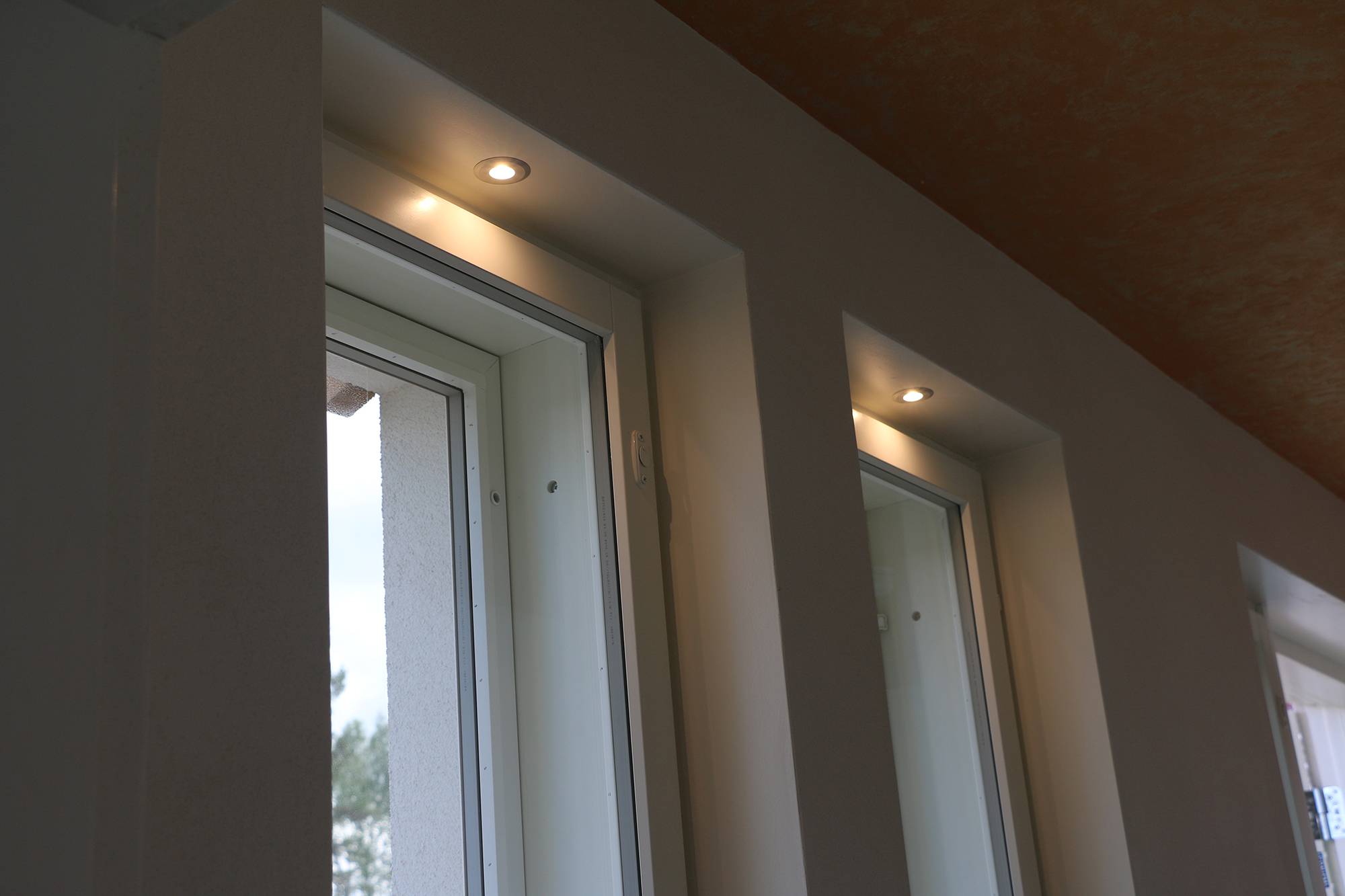 Mise en valeur des fenêtres avec des petits spots fixes de 3W. Ledstore.fi