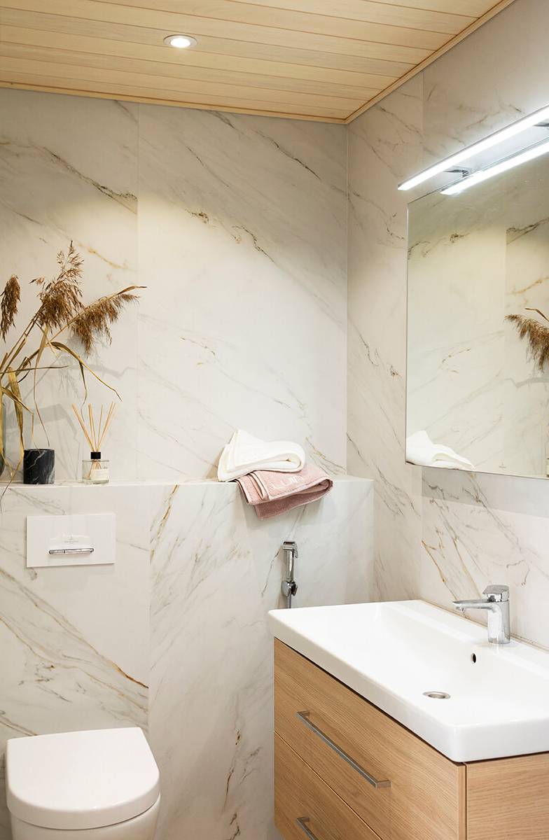 Spot au plafond dans la salle de bains. Le fait de placer le spot près du mur accentue son motif lumineux. Ledstore.fi