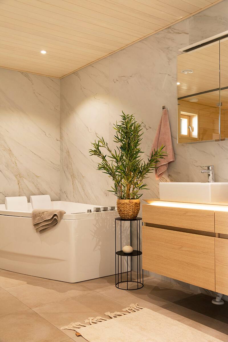 Spot de salle de bain sur le plafond et le lavabo avec une bande de LED fraisée dans le niveau pour fournir une lumière douce vers le bas. Ledstore.fi