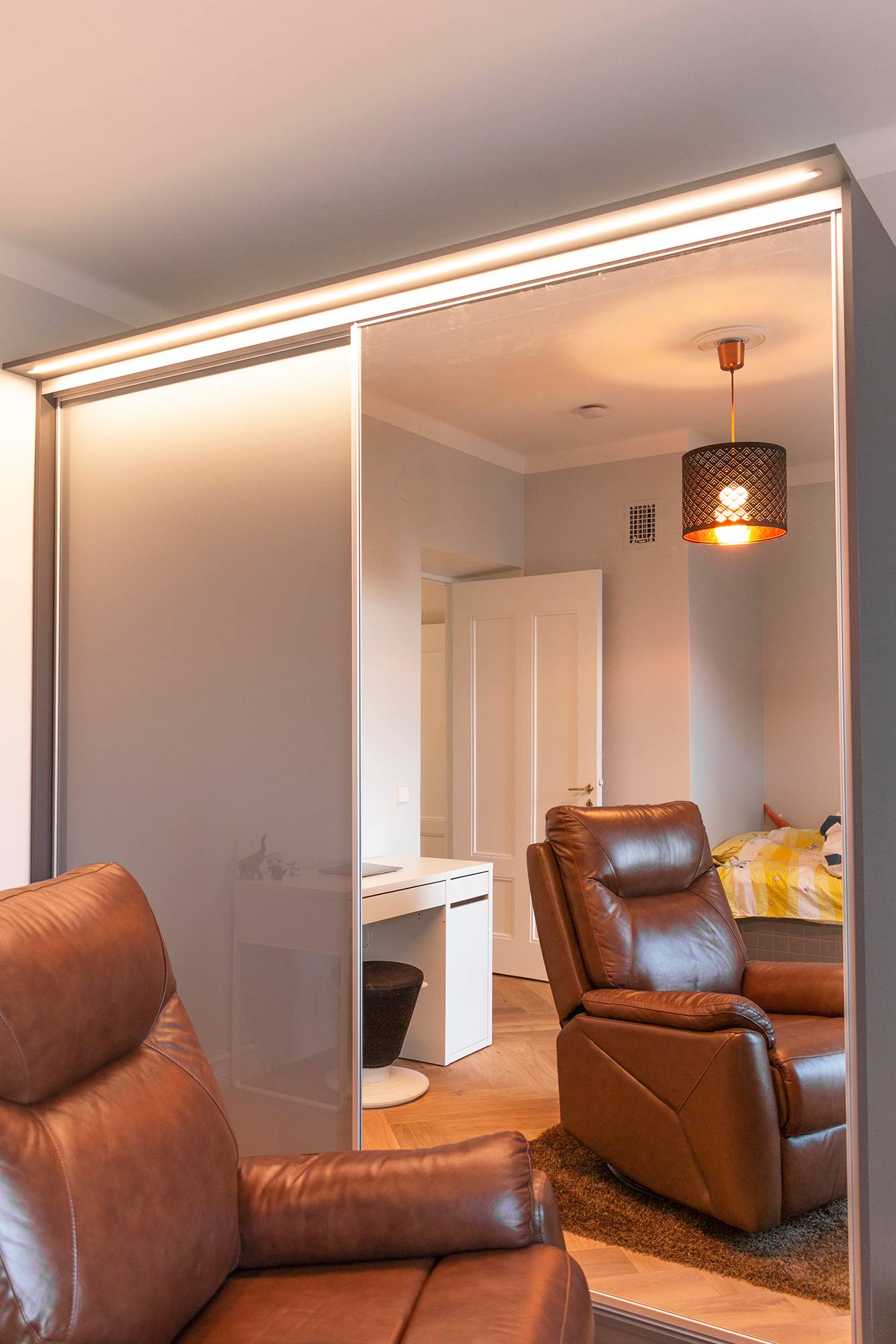 Bande lumineuse à leds dans un boîtier au profil affleurant pour éclairer l\'intérieur d\'une armoire, le miroir et l\'environnement. Ledstore.fi