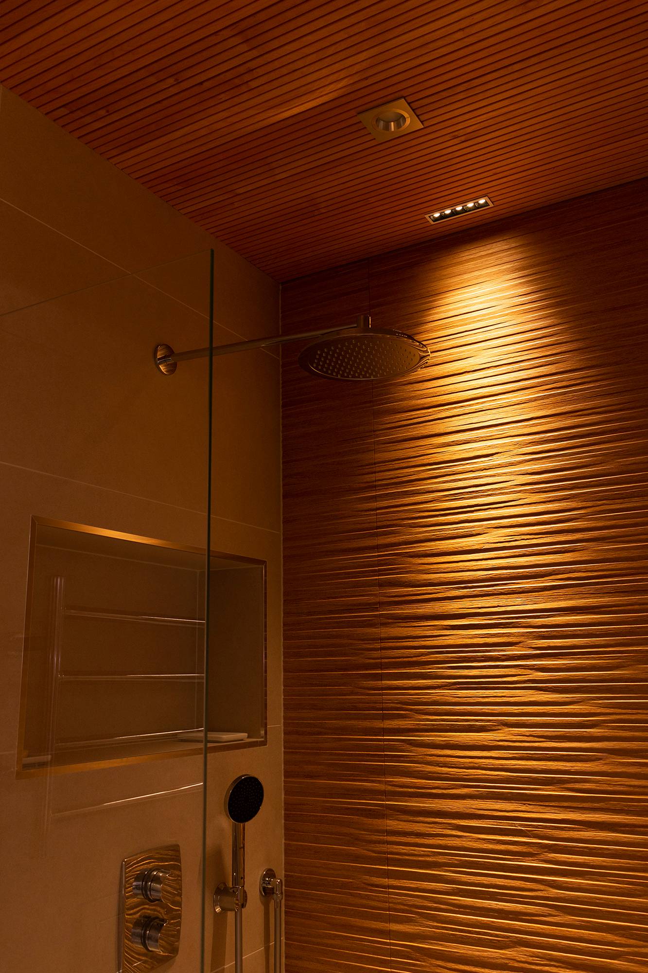 Texture murale avec le luminaire LINJA5. Le luminaire est dimmable et vous pouvez choisir entre une température de couleur chaude de 3000K ou une température de couleur neutre de 4000K. Ledstore.fi