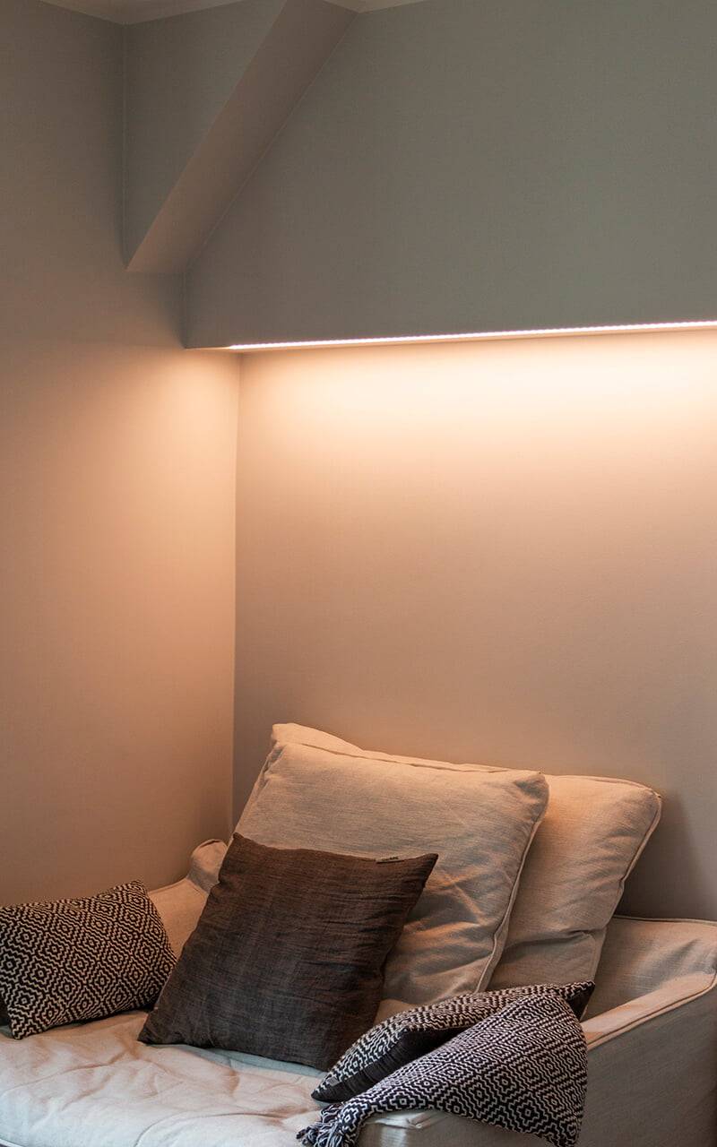 Fond vert avec un carré blanc. À l'intérieur, texte blanc "LED" empilé au-dessus de "STORE". Parfait pour l'image de marque d'un magasin d'éclairage.